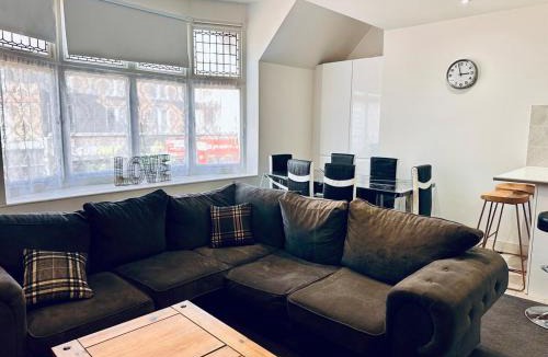 Staines Apartment | High Street Duplex 3 Bed Flat