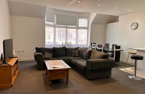 Staines Apartment | High Street Duplex 3 Bed Flat
