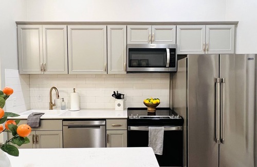Murfreesboro Cottage | High Tea Cottage | Hot Tub & Pool | Walk Downtown