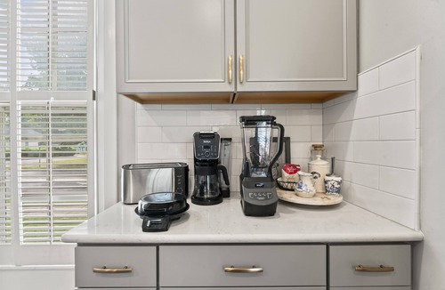 Murfreesboro Cottage | High Tea Cottage | Hot Tub & Pool | Walk Downtown