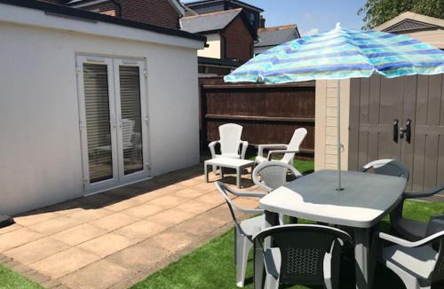 Highcliffe-on-Sea Apartment | Highcliffe Apartment with Parking