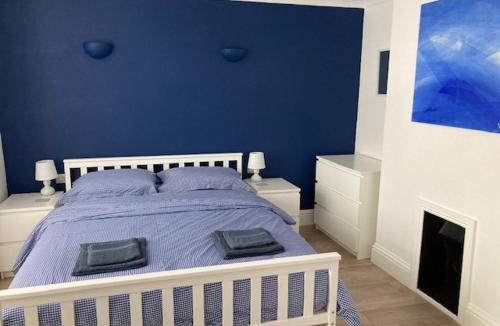 Highcliffe-on-Sea Apartment | Highcliffe Apartment with Parking