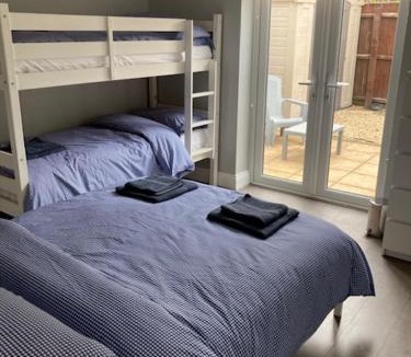 Highcliffe-on-Sea Apartment | Highcliffe Apartment with Parking