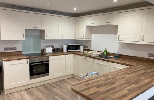 Highcliffe-on-Sea Apartment | Highcliffe Apartment with Parking