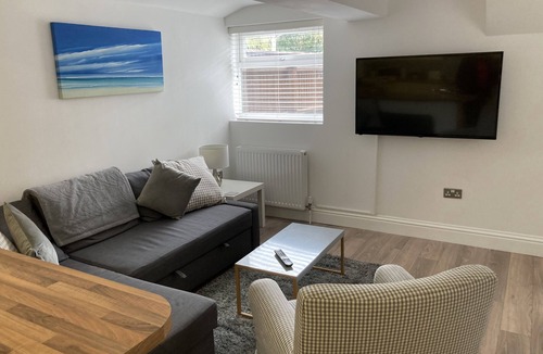 Highcliffe-on-Sea House | Highcliffe holiday flat with parking