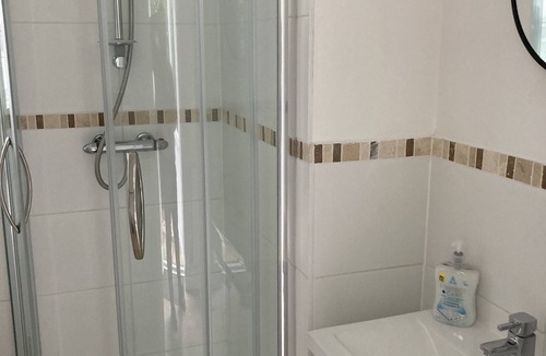 Highcliffe-on-Sea House | Highcliffe holiday flat with parking