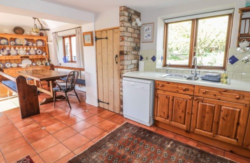 Stratford-upon-Avon Cottage | HIGHCROFT, pet friendly, with open fire in Stratford-Upon-Avon