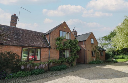 Stratford-upon-Avon Cottage | HIGHCROFT, pet friendly, with open fire in Stratford-Upon-Avon