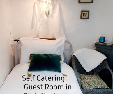 Norton Sub Hamdon House | Higher Barton Guest room