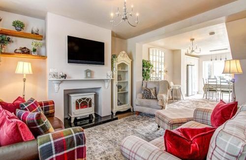 Hoole House | Highest Point in Chester: Hot Tub and Parking