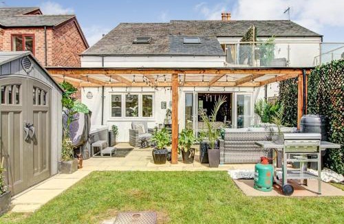 Hoole House | Highest Point in Chester: Hot Tub and Parking