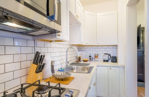 East Avenue Apartment | HighFall Hideaway Your Cozy Escape+Wi-Fi+TV Pets.