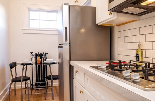 East Avenue Apartment | HighFall Hideaway Your Cozy Escape+Wi-Fi+TV Pets.