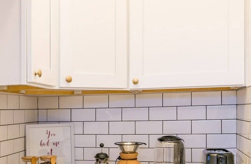 East Avenue Apartment | HighFall Hideaway Your Cozy Escape+Wi-Fi+TV Pets.
