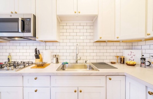 East Avenue Apartment | HighFall Hideaway Your Cozy Escape+Wi-Fi+TV Pets.