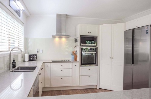 Lynmore House | Highfield on High | Super Stylish with Spa Pool