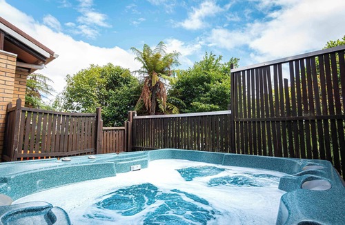 Lynmore House | Highfield on High | Super Stylish with Spa Pool