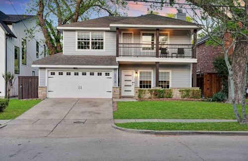Dallas House | Highland Cottage - Central, Huge Yard HOT TUB