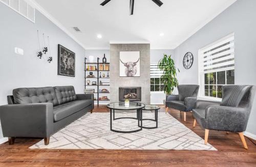 Dallas House | Highland Cottage - Central, Huge Yard HOT TUB