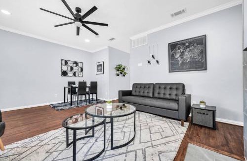 Dallas House | Highland Cottage - Central, Huge Yard HOT TUB
