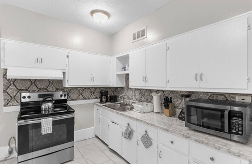 Birmingham House | Highland Cottage | Group Stay/Patio/Backyard+Grill