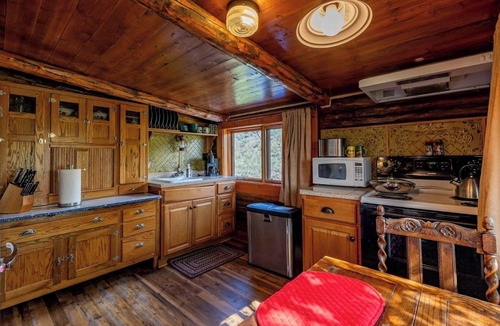 Wapiti Cabin | Highland Homestead- Direct River Access, Mountain Views, Historic Cabin