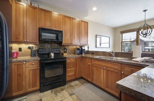 The Highlands House | Highland House | Hot Tub & Free Ski Shuttle!