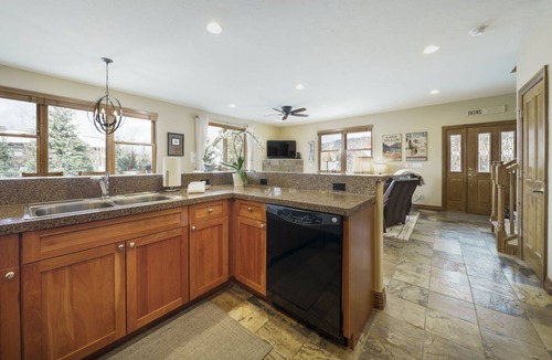The Highlands House | Highland House | Hot Tub & Free Ski Shuttle!