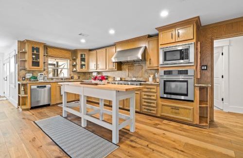 Greenway Plaza-Upper Kirby Villa | Highland Village Little Haven