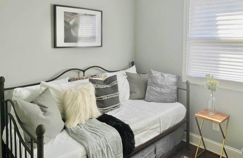 Rossville House | 'Highlands Cottage' Upscale Getaway w/Yard!