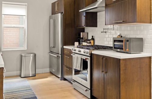 West Highland House | Highlands Square Modern 3BR – Yard, Grill & Garage