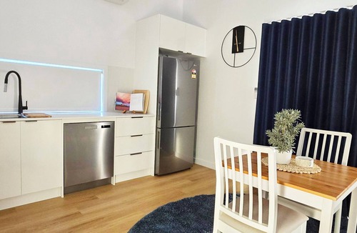 Forest Lake House | Highlife Retreat - Massive Master + Single Sofa Bed