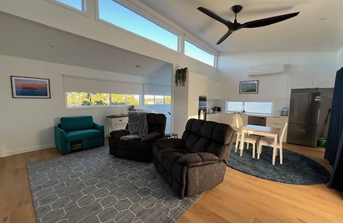 Forest Lake House | Highlife Retreat - Massive Master + Single Sofa Bed