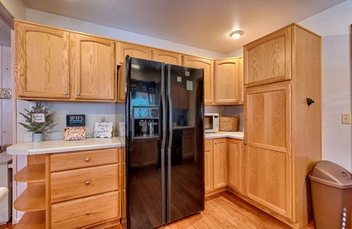 Greer Cabin | Highly rated Greer River’s Edge Sleeps 8- Starlink WiFi- Fireplace - Loft