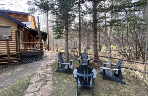 Greer Cabin | Highly rated Greer River’s Edge Sleeps 8- Starlink WiFi- Fireplace - Loft