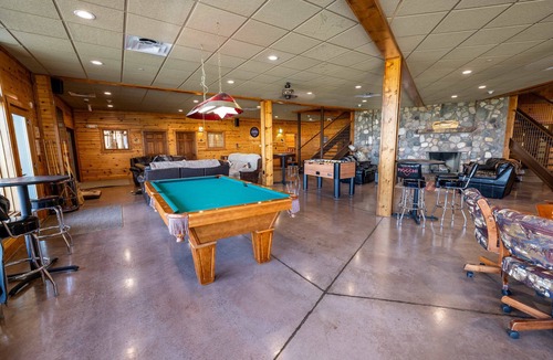 Pierre Cabin | Highpoint LodgenUpper Level Inside West