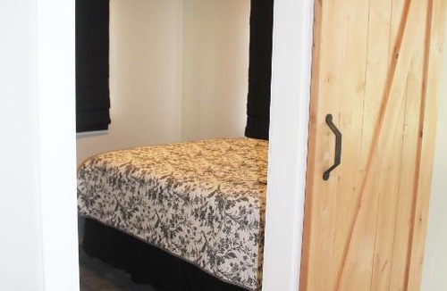 Manchester Center Apartment | Highridge Suite