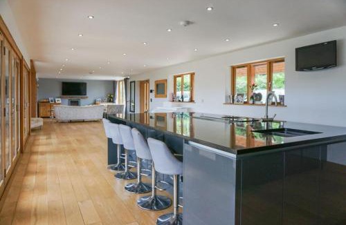 St. Brides Netherwent Villa | Highview House, Llandevaud