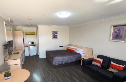 Hay Hotel | Highway Inn Motel