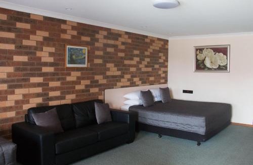 Hay Hotel | Highway Inn Motel