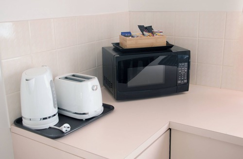 Hay Hotel | Highway Inn Motel