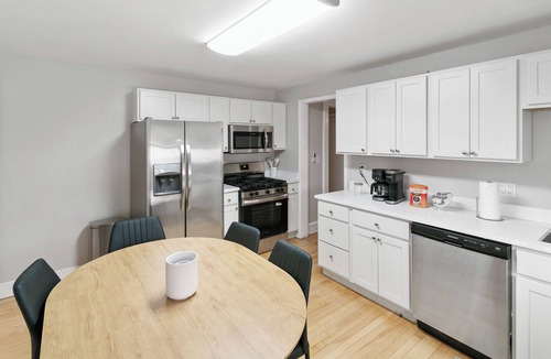 Highwood Apartment | Highwood Haven- 4 Bedrooms Steps to Train station!