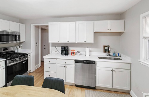 Highwood Apartment | Highwood Haven- 4 Bedrooms Steps to Train station!