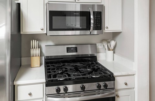 Highwood Apartment | Highwood Haven- 4 Bedrooms Steps to Train station!