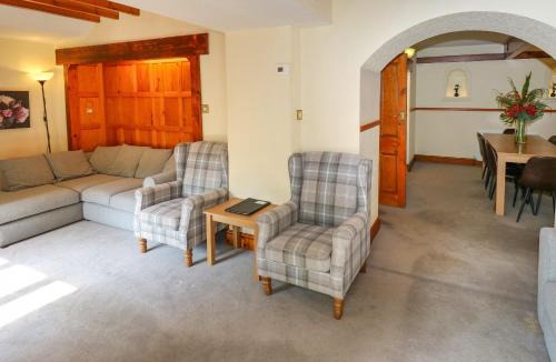 Hoylandswaine House | Highwood Lodge