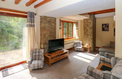 Hoylandswaine House | Highwood Lodge