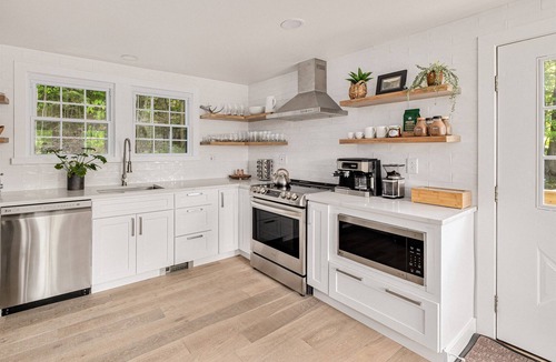 Stowe Cottage | Hike & Bike Stowe | 7 Min to Town | AC | Hot Tub