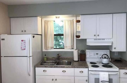 Holiday Island Condo | Hike, dine, shop, minutes to Eureka Springs