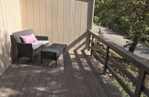 Holiday Island Condo | Hike, dine, shop, minutes to Eureka Springs