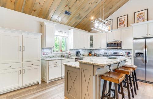Tarheel House | Hike, Fish and Kayak Murphy Gem with Deck and Fire Pit